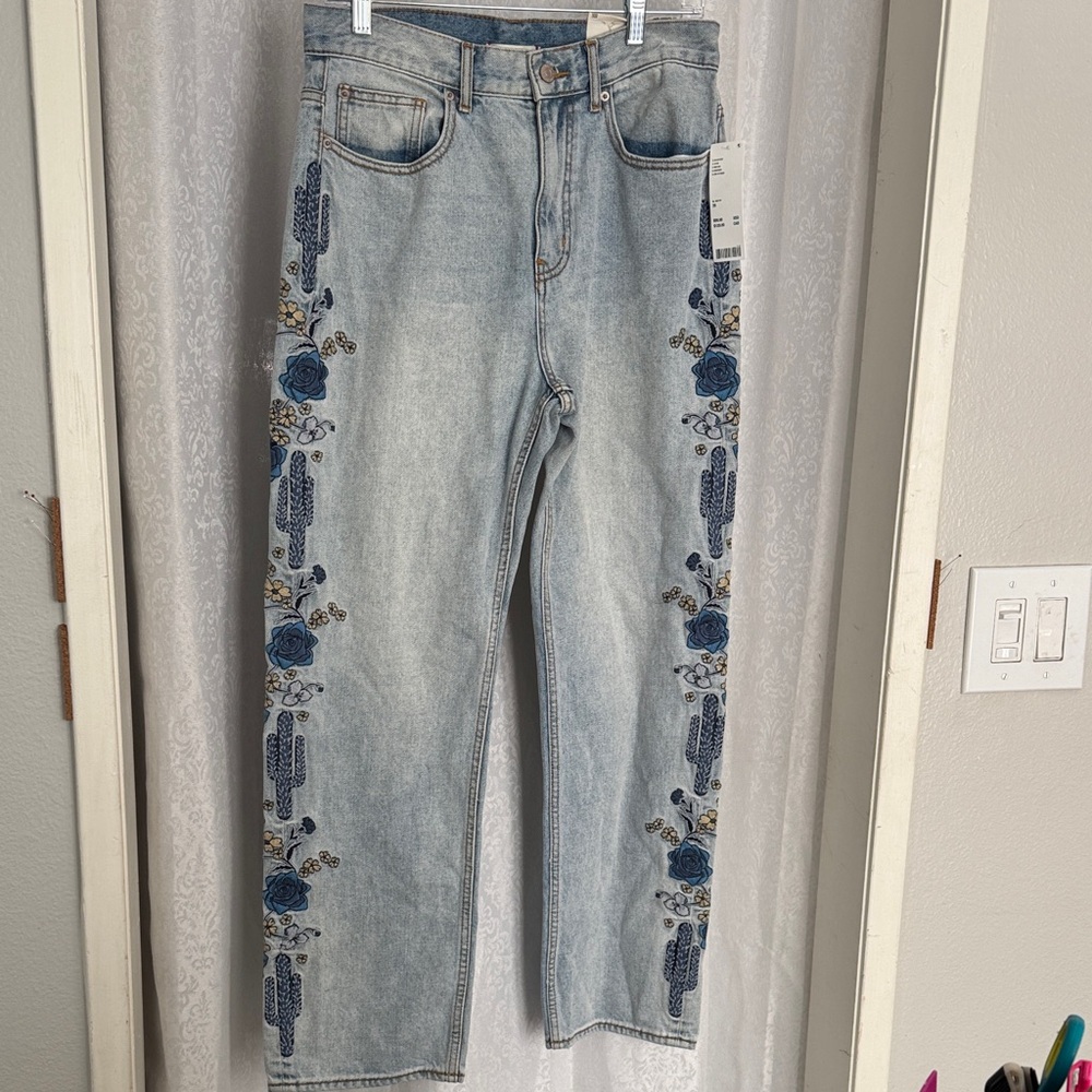 Urban Outfitters Light Blue Embroidered Straight Leg Jeans SZ: M